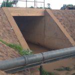 Vue amont de l'ouvrage hydraulique en béton faisant l'objet de l'auscultation