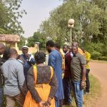 Formateur donnant les consignes aux participants avant les travaux pratiques de terrain