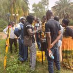 Participants effectuant un relevé GNSS et notant les mesures sur le terrain