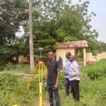 Récepteur GNSS installé sur trépied en extérieur pendant la formation pratique