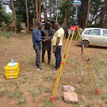 Installation de récepteurs GNSS sur trépied lors des travaux pratiques de terrain