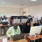 Participants de la formation manipulant QGIS sur ordinateur