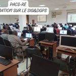 Salle informatique remplie de participants suivant la formation SIG et DGPS