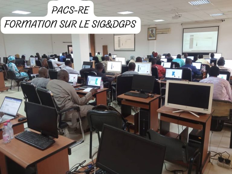 Salle informatique remplie de participants suivant la formation SIG et DGPS