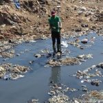 Opérateur GEOD CONSULT effectuant un levé DGPS dans un canal de drainage