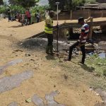 Équipe GEOD CONSULT effectuant un levé topographique au droit d'un ouvrage de rejet